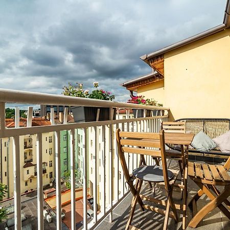 Central, Spacious, Modern 5 Bedrm Duplex W/Balcony Прага Екстериор снимка
