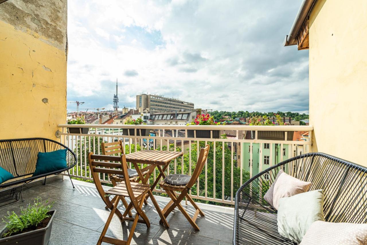 Central, Spacious, Modern 5 Bedrm Duplex W/Balcony Прага Екстериор снимка