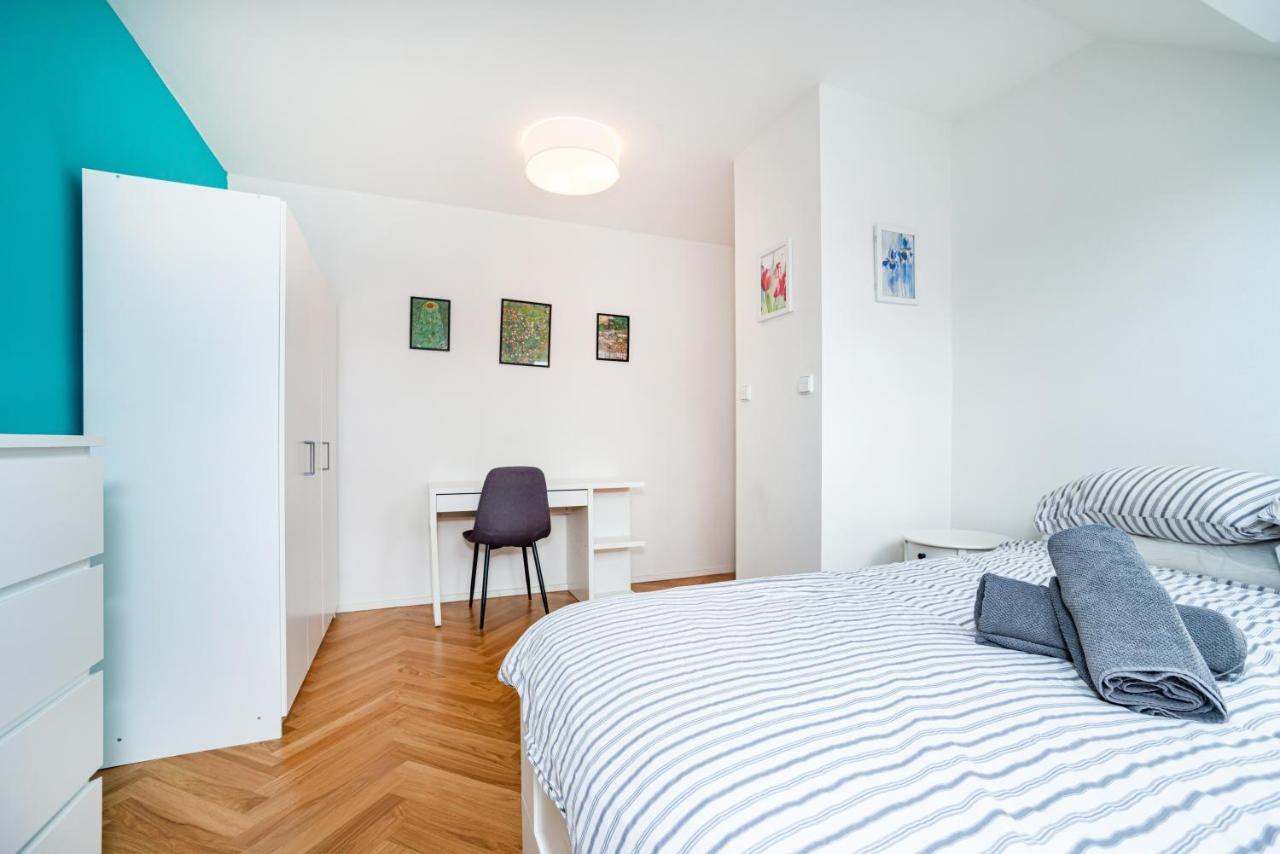 Central, Spacious, Modern 5 Bedrm Duplex W/Balcony Прага Екстериор снимка