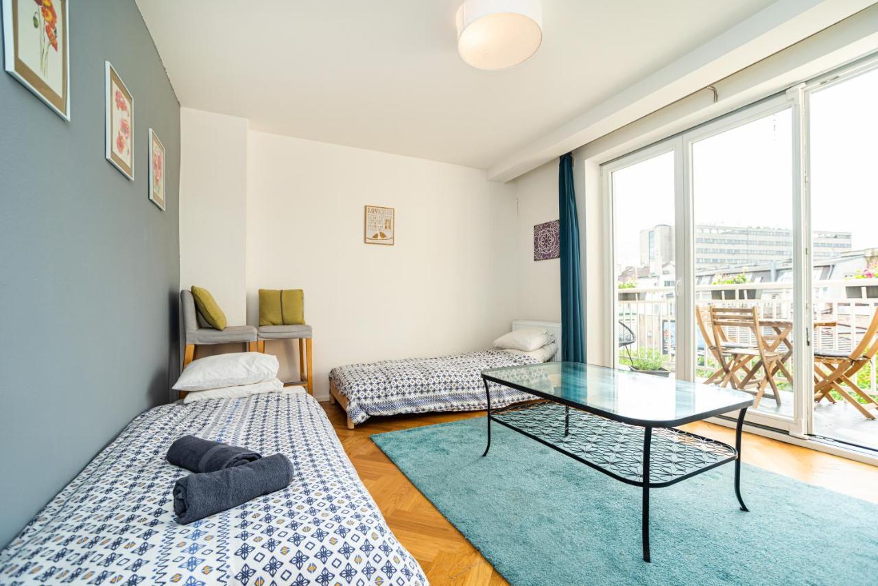 Central, Spacious, Modern 5 Bedrm Duplex W/Balcony Прага Екстериор снимка