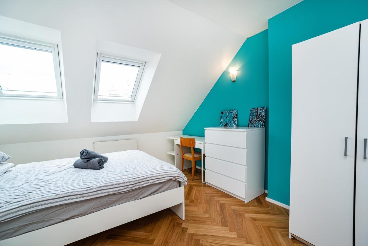 Central, Spacious, Modern 5 Bedrm Duplex W/Balcony Прага Екстериор снимка