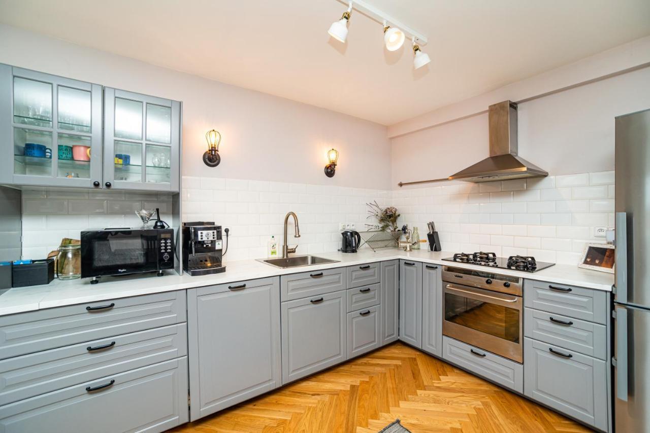 Central, Spacious, Modern 5 Bedrm Duplex W/Balcony Прага Екстериор снимка