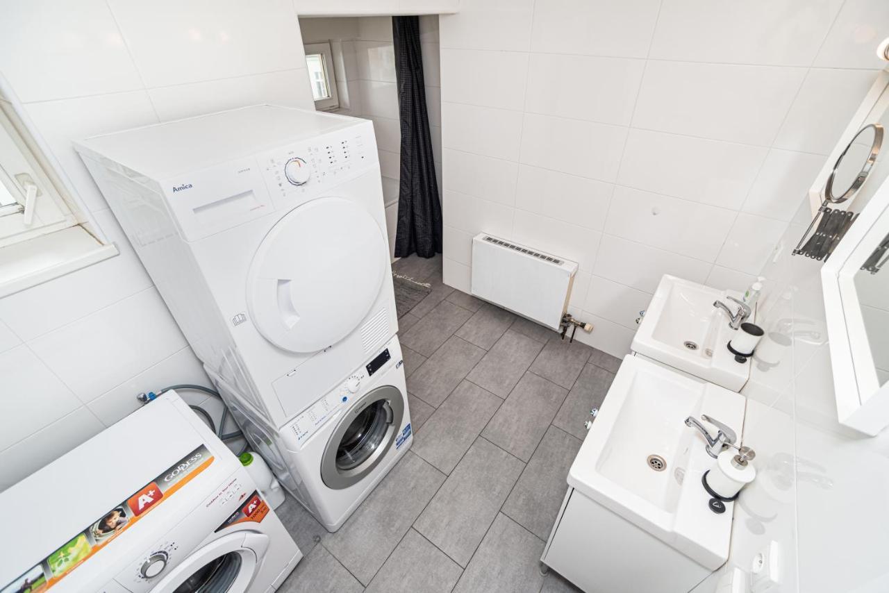 Central, Spacious, Modern 5 Bedrm Duplex W/Balcony Прага Екстериор снимка