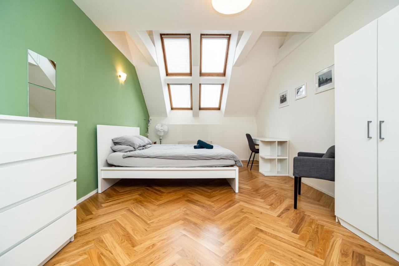 Central, Spacious, Modern 5 Bedrm Duplex W/Balcony Прага Екстериор снимка