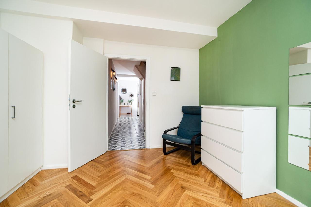 Central, Spacious, Modern 5 Bedrm Duplex W/Balcony Прага Екстериор снимка