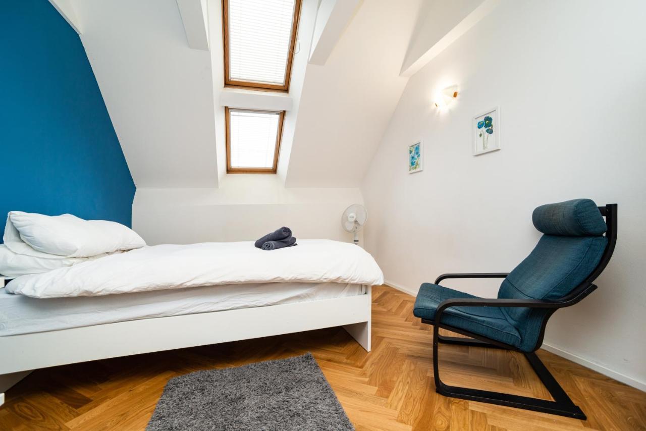 Central, Spacious, Modern 5 Bedrm Duplex W/Balcony Прага Екстериор снимка