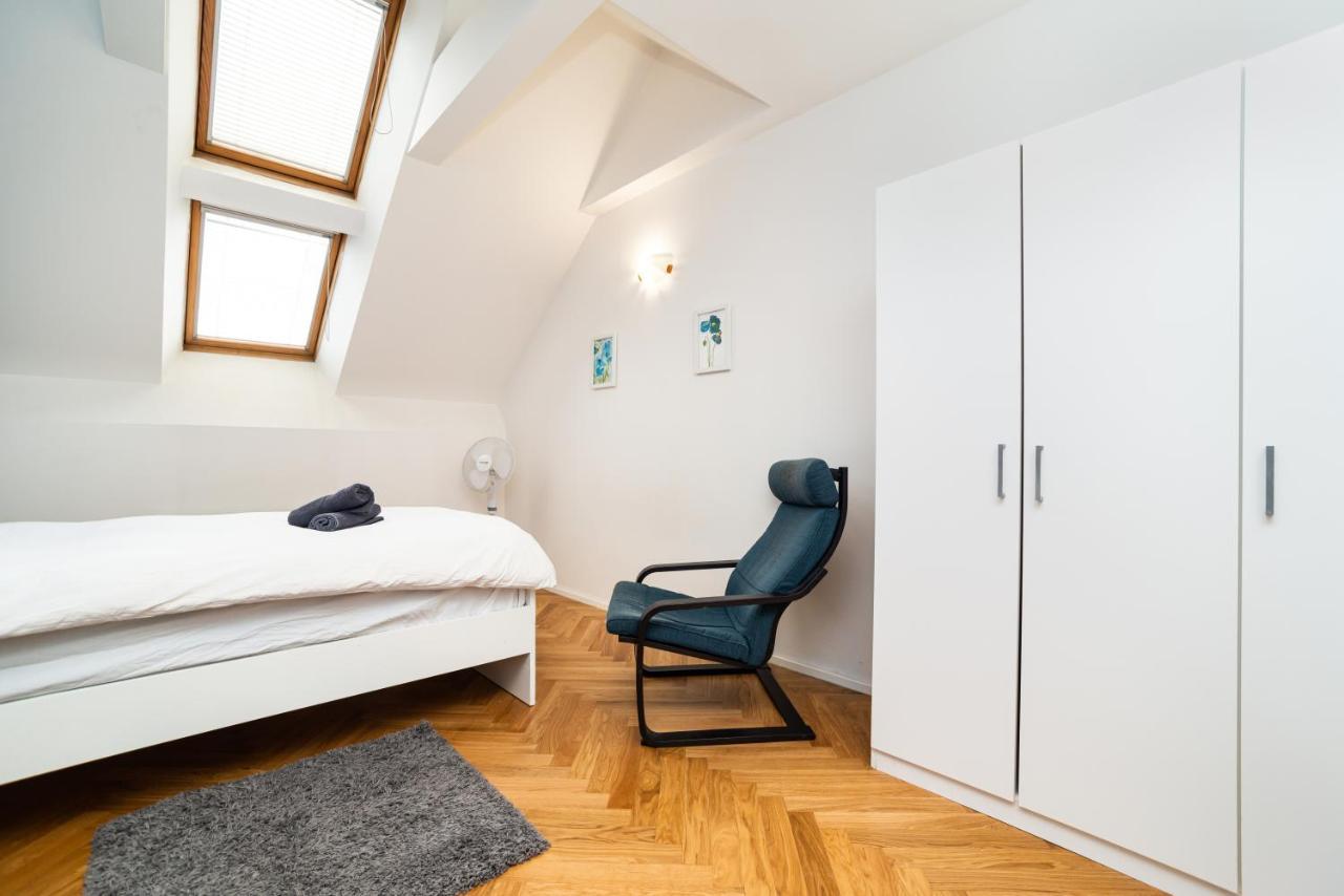 Central, Spacious, Modern 5 Bedrm Duplex W/Balcony Прага Екстериор снимка