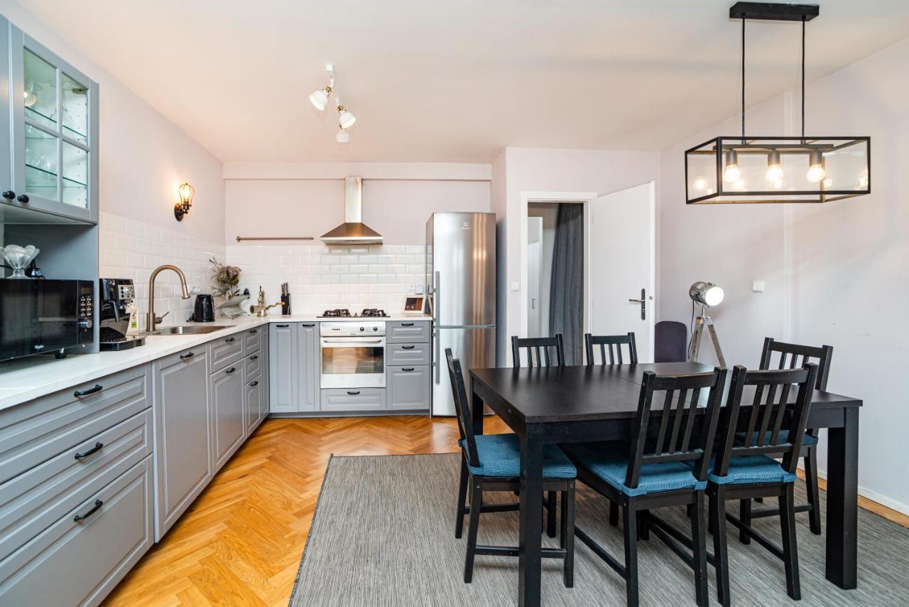 Central, Spacious, Modern 5 Bedrm Duplex W/Balcony Прага Екстериор снимка