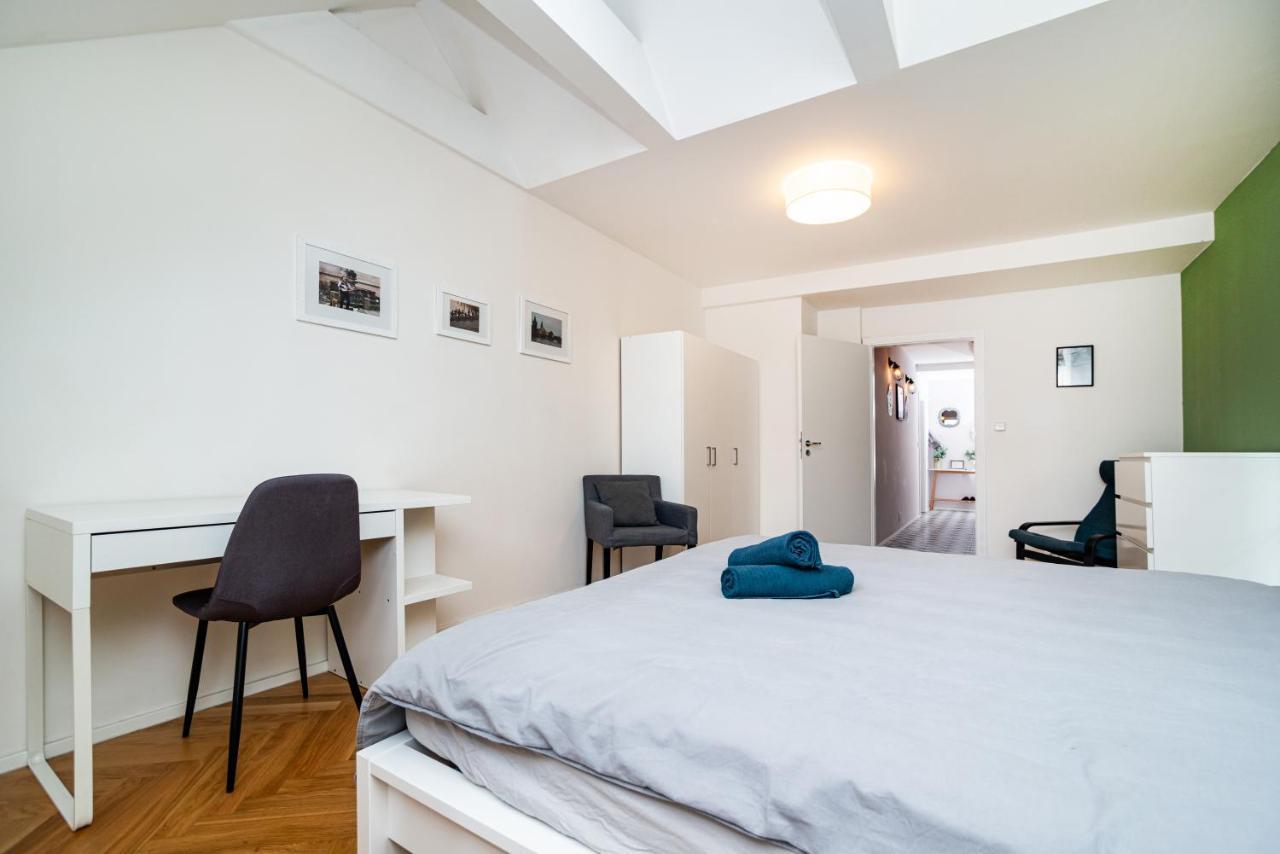 Central, Spacious, Modern 5 Bedrm Duplex W/Balcony Прага Екстериор снимка