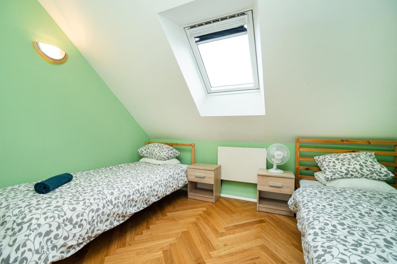 Central, Spacious, Modern 5 Bedrm Duplex W/Balcony Прага Екстериор снимка