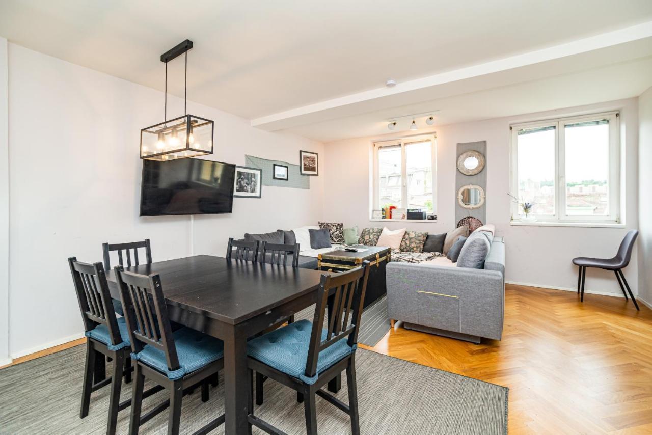 Central, Spacious, Modern 5 Bedrm Duplex W/Balcony Прага Екстериор снимка