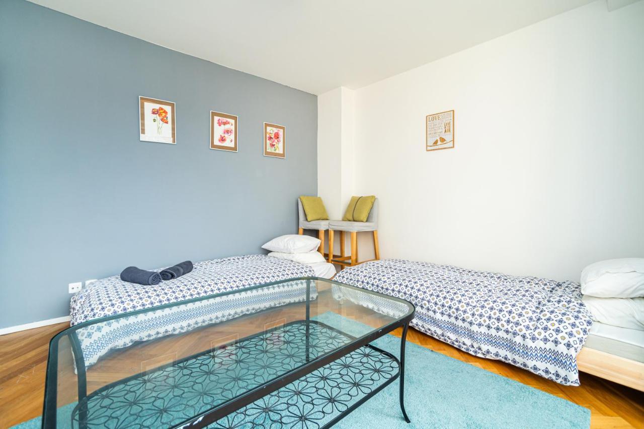 Central, Spacious, Modern 5 Bedrm Duplex W/Balcony Прага Екстериор снимка
