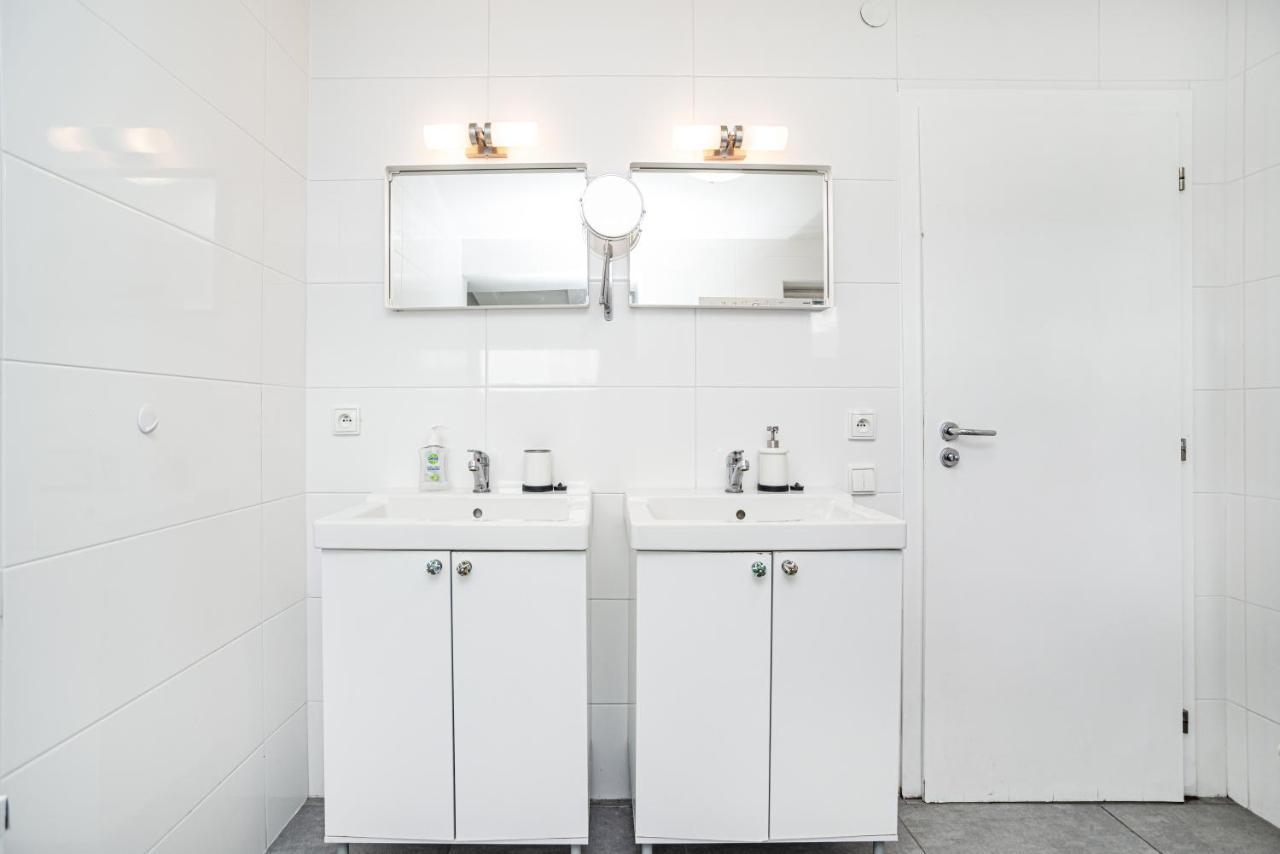 Central, Spacious, Modern 5 Bedrm Duplex W/Balcony Прага Екстериор снимка