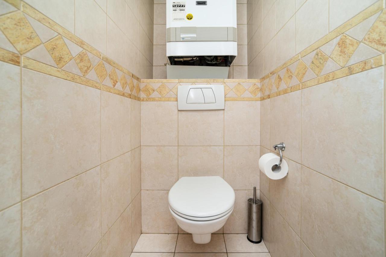 Central, Spacious, Modern 5 Bedrm Duplex W/Balcony Прага Екстериор снимка