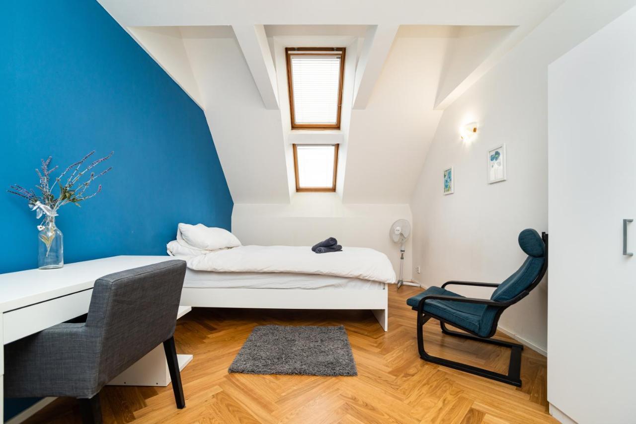 Central, Spacious, Modern 5 Bedrm Duplex W/Balcony Прага Екстериор снимка